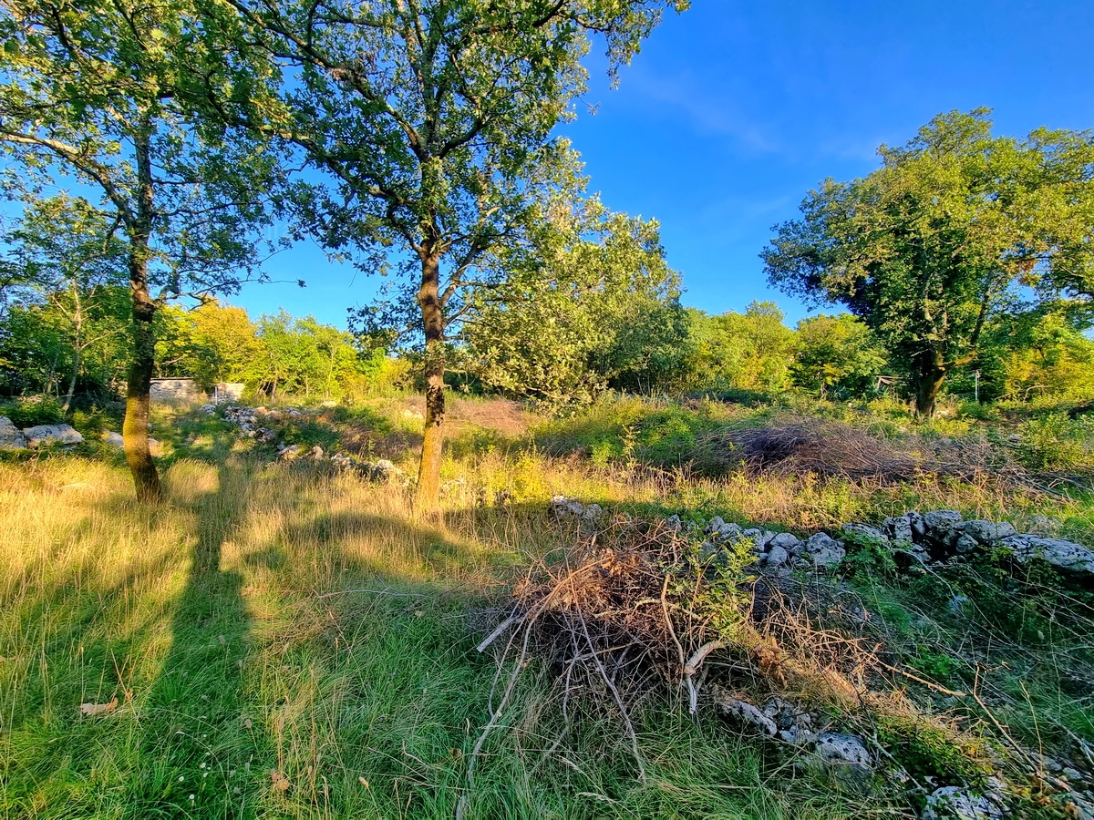 Otok Krk, zaliv Soline, parcelirano zazidljivo zemljišče na dobri lokaciji!