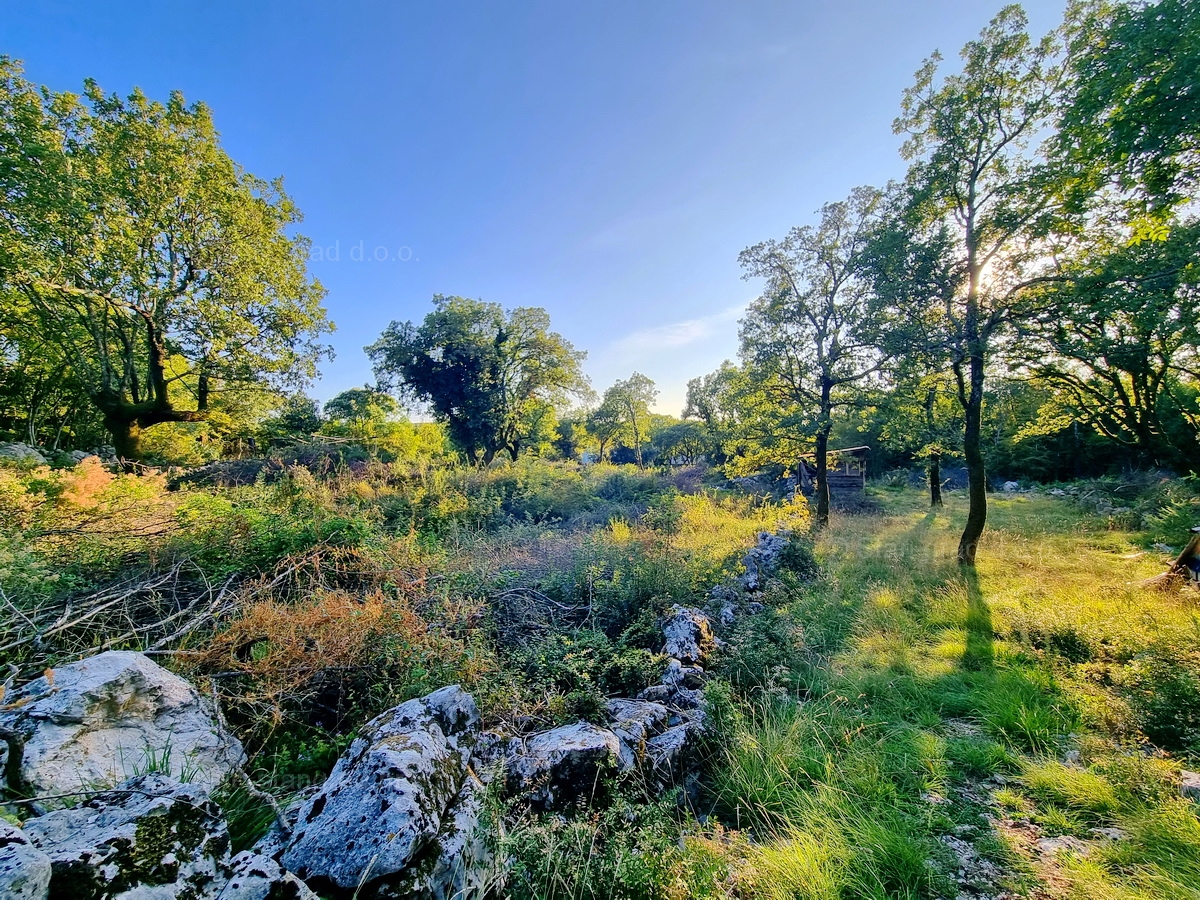 Otok Krk, zaliv Soline, parcelirano zazidljivo zemljišče na dobri lokaciji!