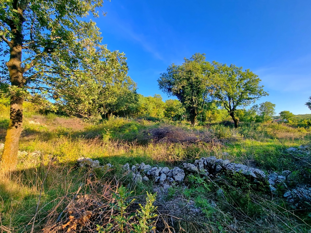 Otok Krk, zaliv Soline, parcelirano zazidljivo zemljišče na dobri lokaciji!