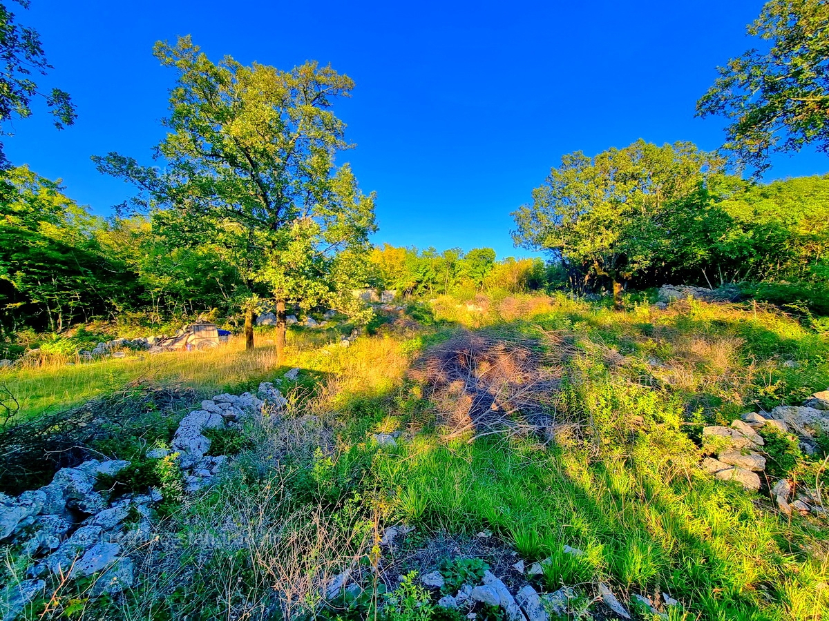 Otok Krk, zaliv Soline, parcelirano zazidljivo zemljišče na dobri lokaciji!