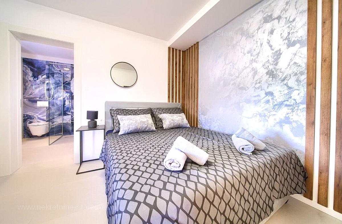 Malinska, dvoetažni apartma z bazenom in vrtom!