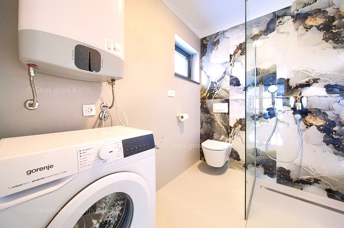 Malinska, dvoetažni apartma z bazenom in vrtom!
