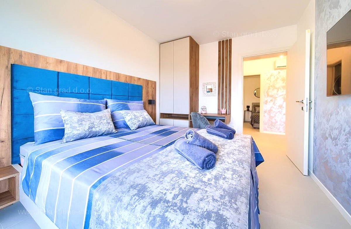 Malinska, dvoetažni apartma z bazenom in vrtom!