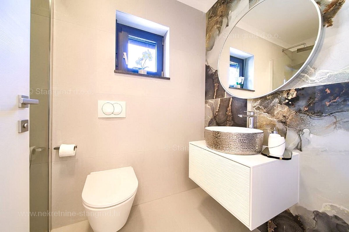 Malinska, dvoetažni apartma z bazenom in vrtom!