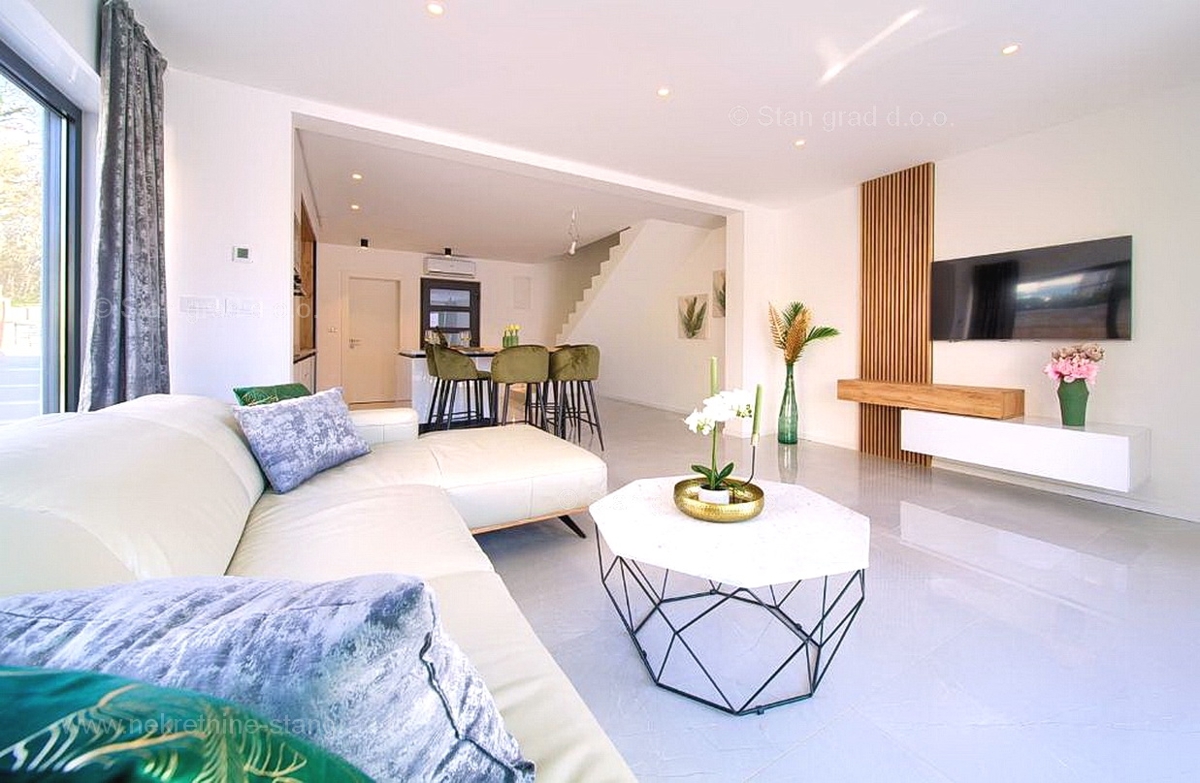 Malinska, dvoetažni apartma z bazenom in vrtom!