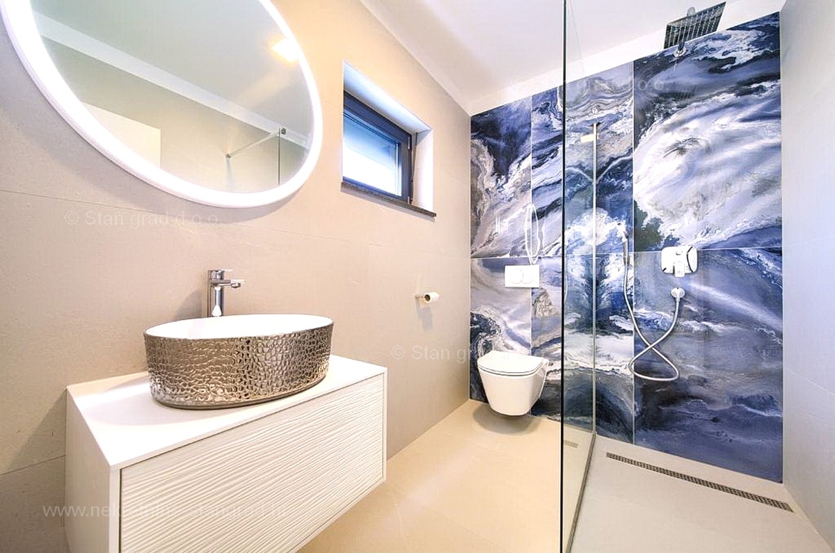 Malinska, dvoetažni apartma z bazenom in vrtom!