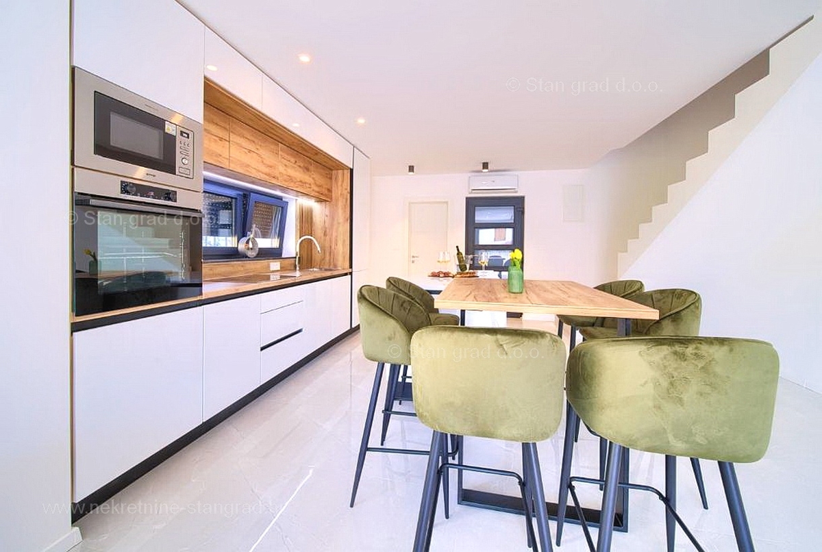 Malinska, dvoetažni apartma z bazenom in vrtom!