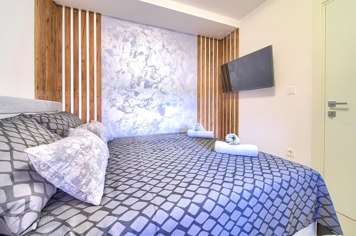 Malinska, dvoetažni apartma z bazenom in vrtom!