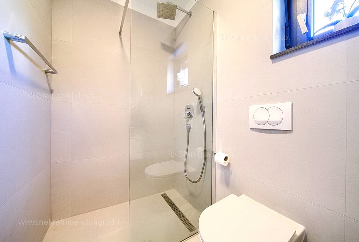 Malinska, dvoetažni apartma z bazenom in vrtom!