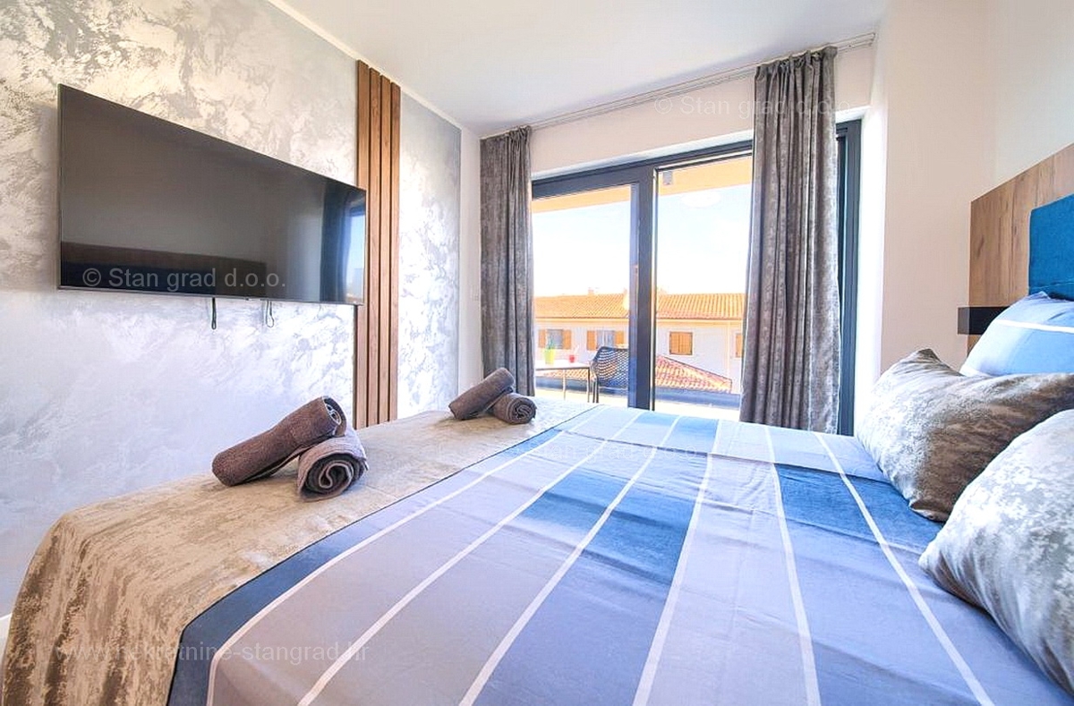 Malinska, dvoetažni apartma z bazenom in vrtom!