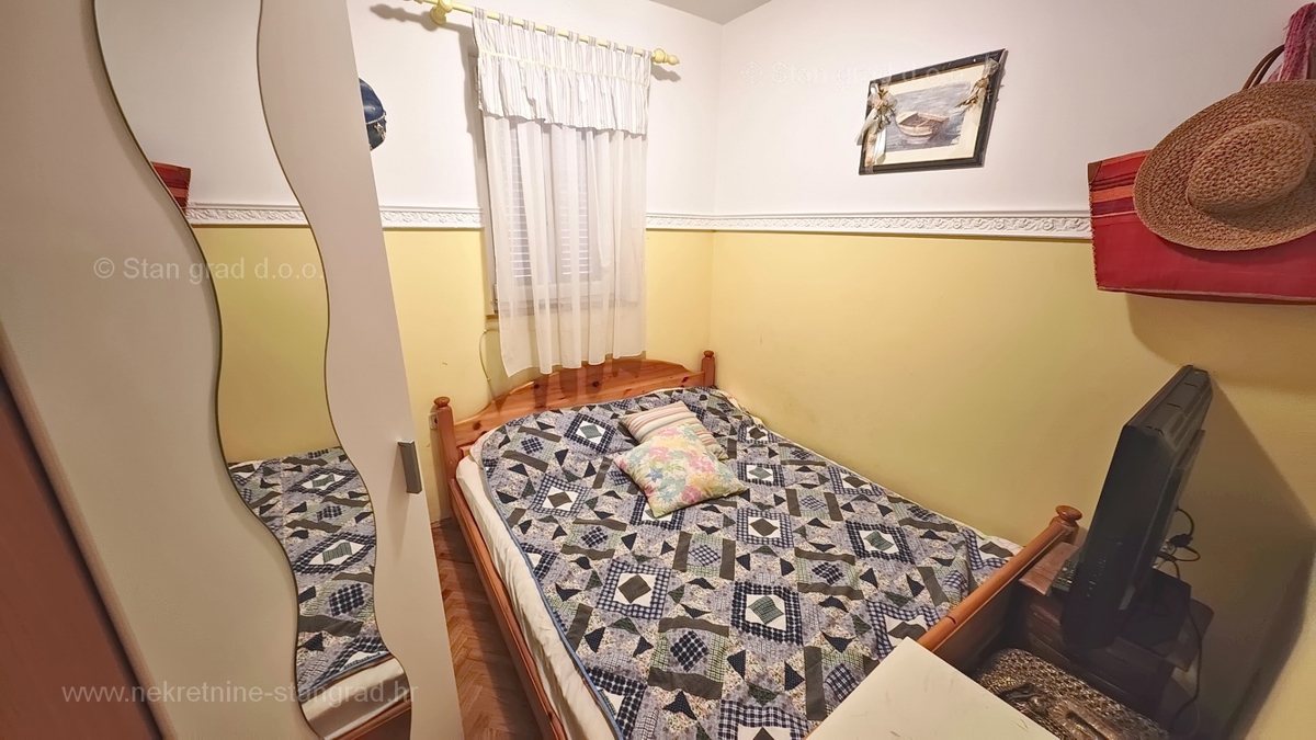 Malinska, trisobni apartma z vrtom blizu morja!