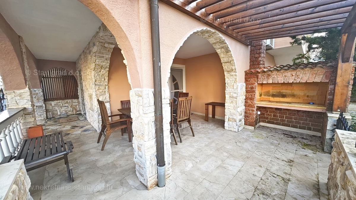 Malinska, trisobni apartma z vrtom blizu morja!