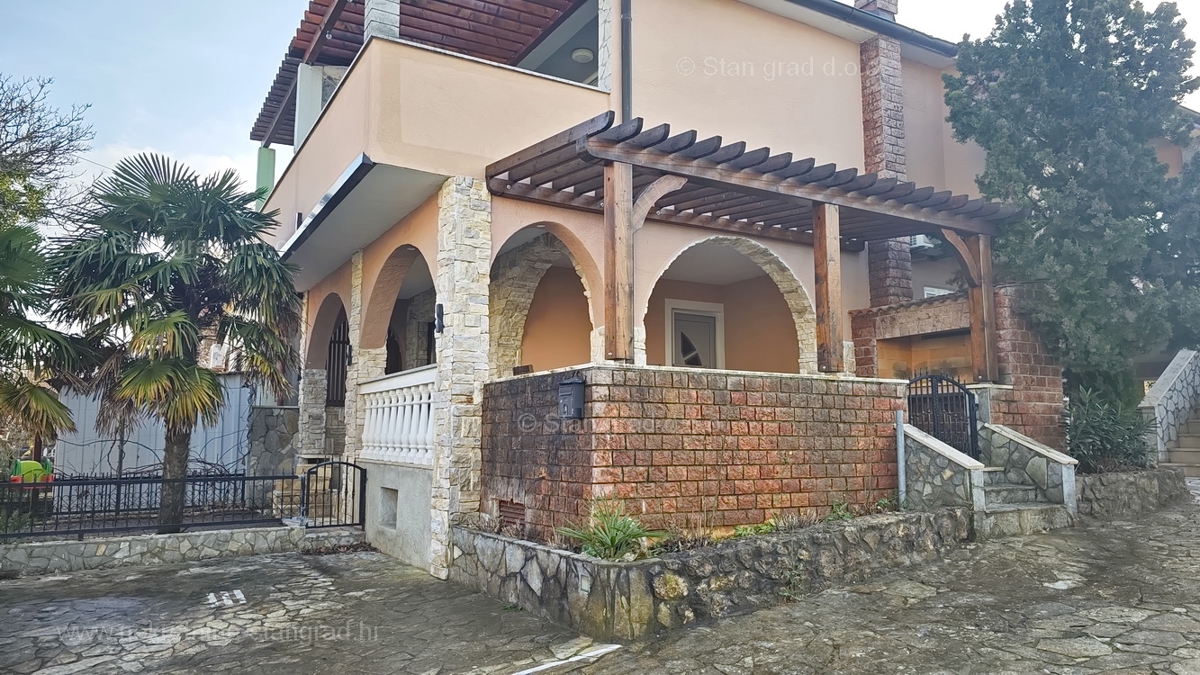 Malinska, trisobni apartma z vrtom blizu morja!