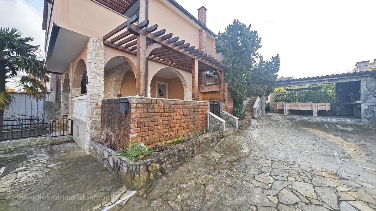 Malinska, trisobni apartma z vrtom blizu morja!