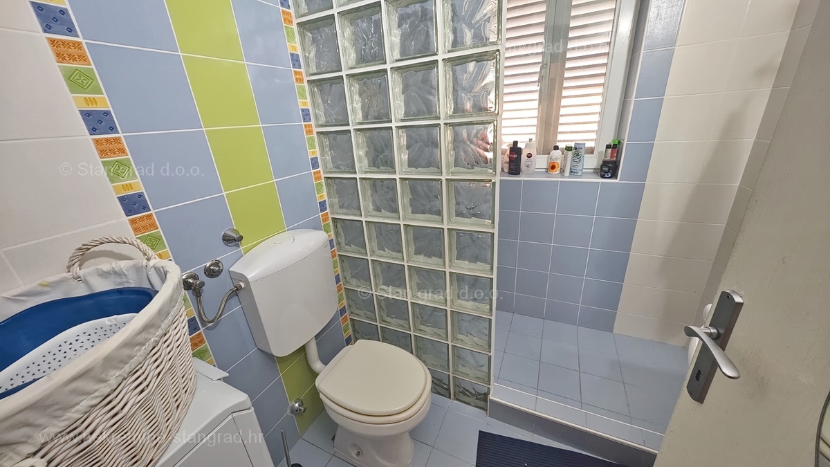 Malinska, trisobni apartma z vrtom blizu morja!
