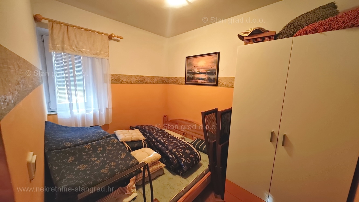 Malinska, trisobni apartma z vrtom blizu morja!