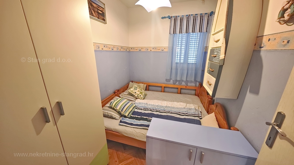 Malinska, trisobni apartma z vrtom blizu morja!