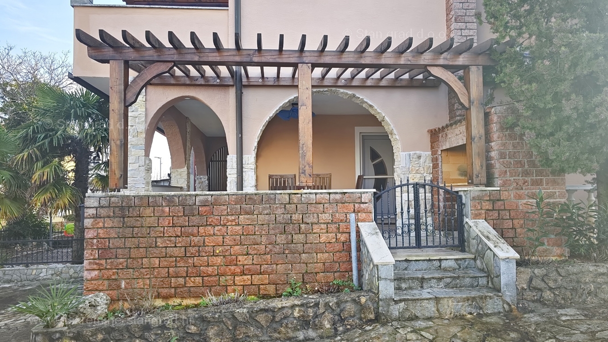 Malinska, trisobni apartma z vrtom blizu morja!