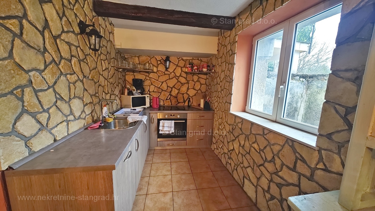 Šilo, očarljiva hiša z bazenom in tremi apartmaji!