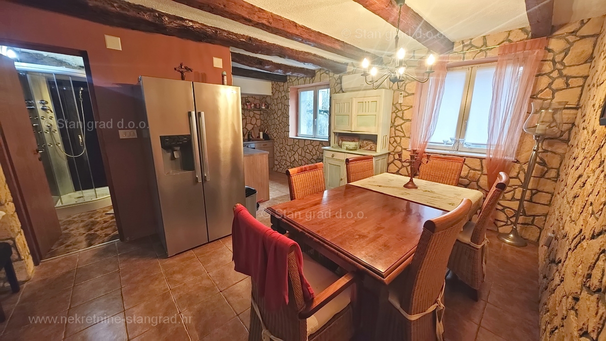 Šilo, očarljiva hiša z bazenom in tremi apartmaji!