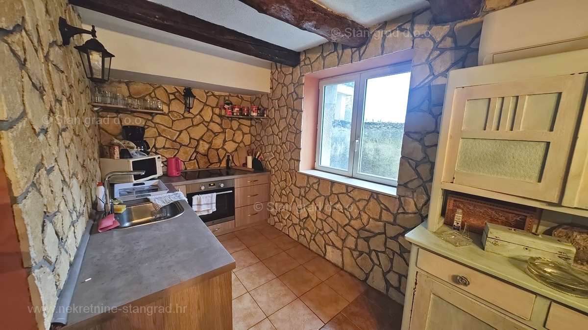 Šilo, očarljiva hiša z bazenom in tremi apartmaji!