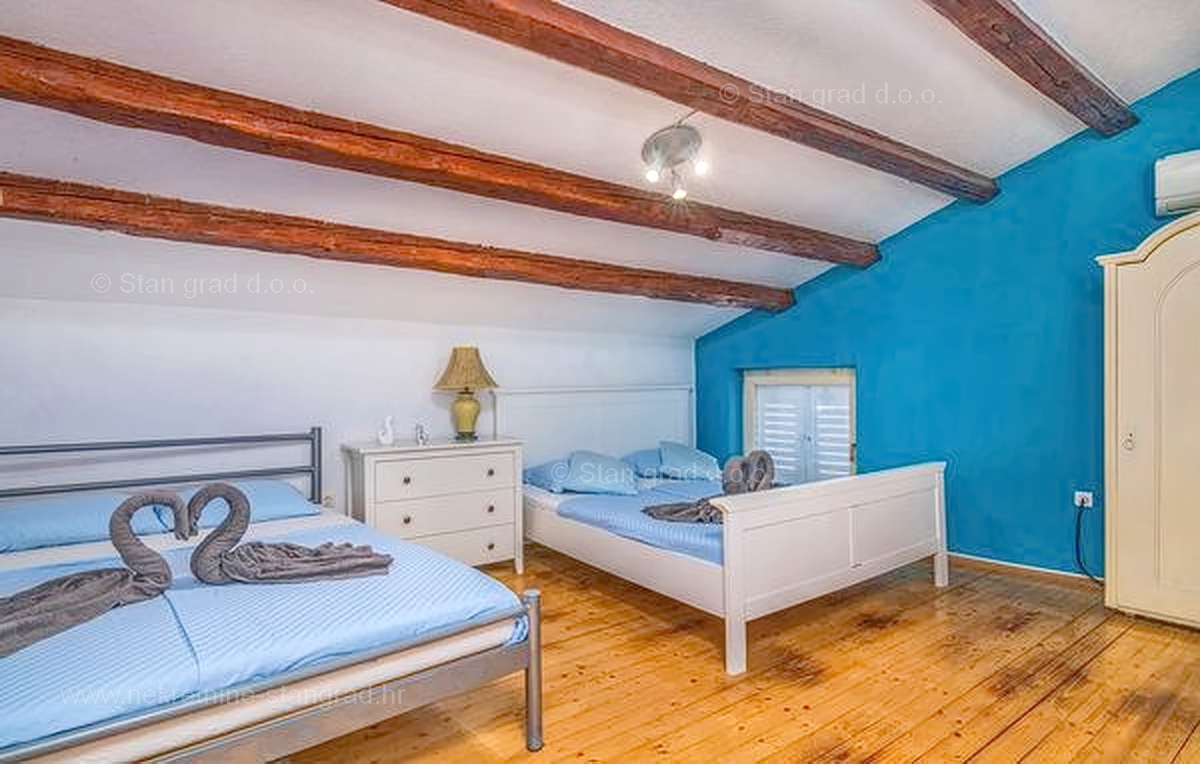Šilo, očarljiva hiša z bazenom in tremi apartmaji!