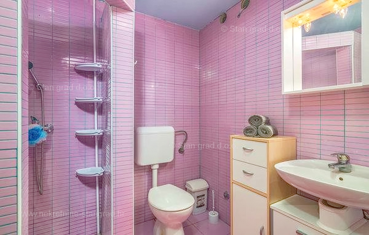 Šilo, očarljiva hiša z bazenom in tremi apartmaji!