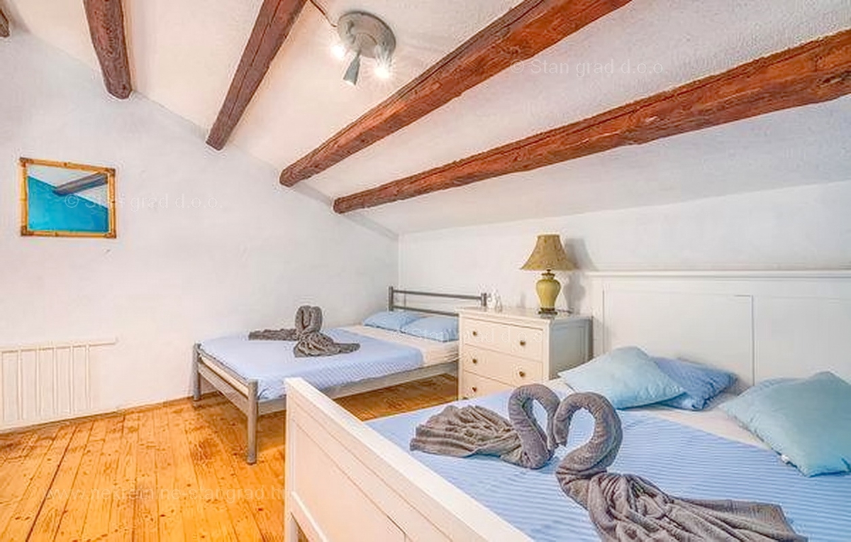 Šilo, očarljiva hiša z bazenom in tremi apartmaji!
