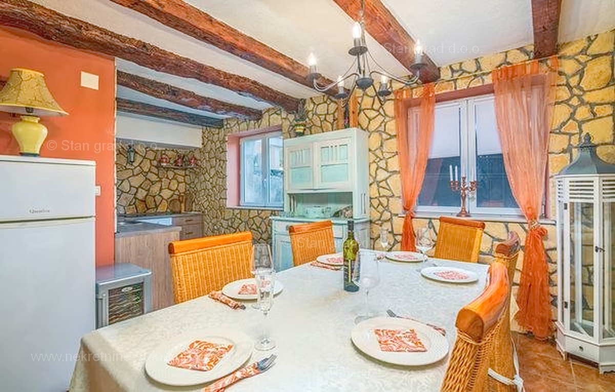 Šilo, očarljiva hiša z bazenom in tremi apartmaji!