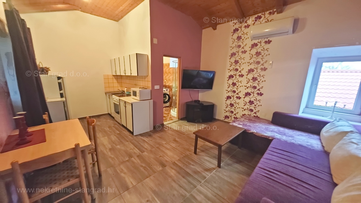 Šilo, očarljiva hiša z bazenom in tremi apartmaji!