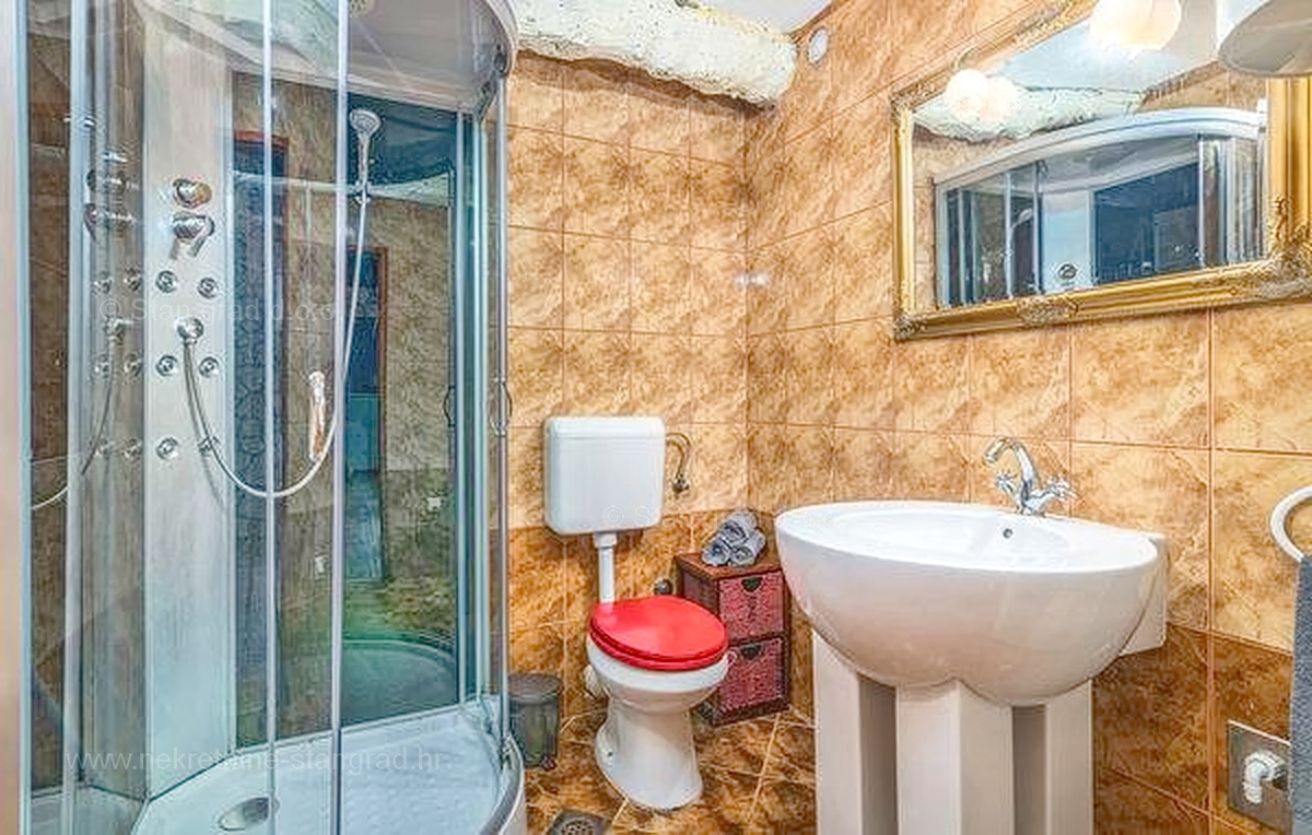 Šilo, očarljiva hiša z bazenom in tremi apartmaji!