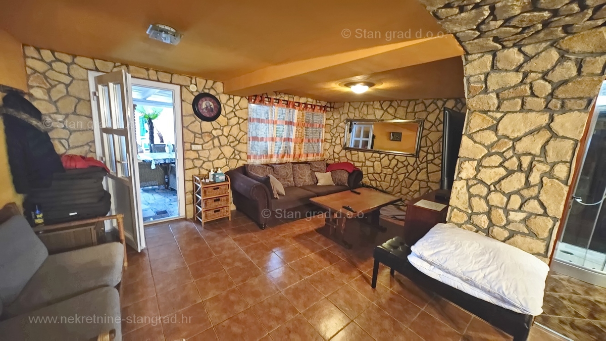 Šilo, očarljiva hiša z bazenom in tremi apartmaji!