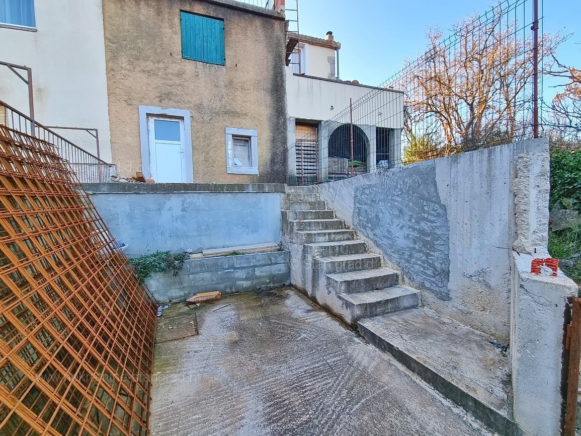 Vrbnik, kamnita hiša z vrtom na mirni lokaciji!