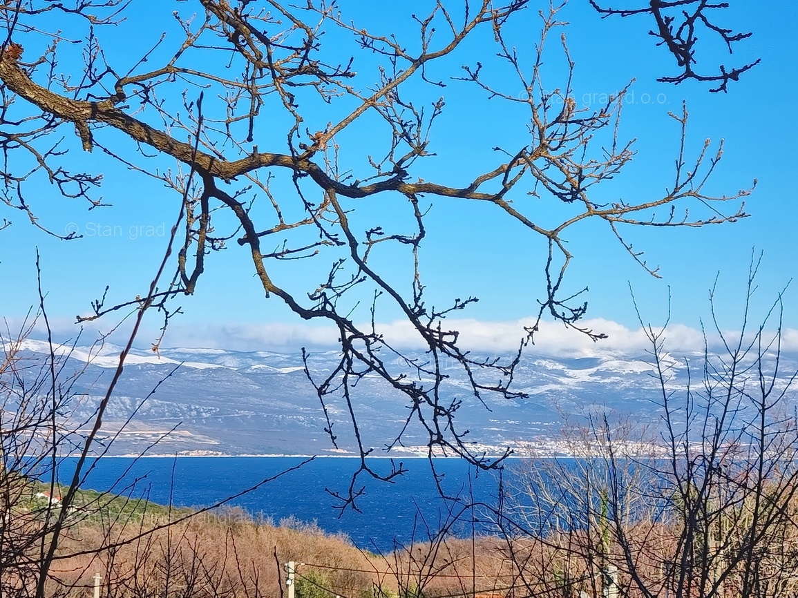 Vrbnik, kamnita hiša z vrtom na mirni lokaciji!