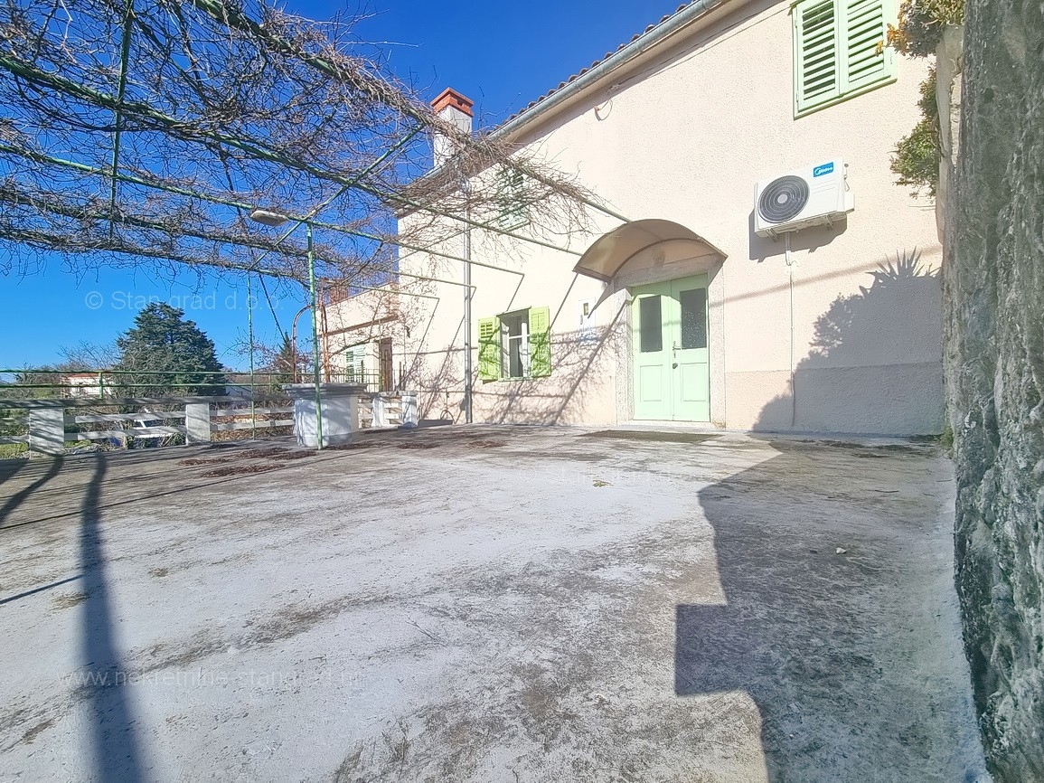 Krk, okolica, kamnita hiša na mirni lokaciji!