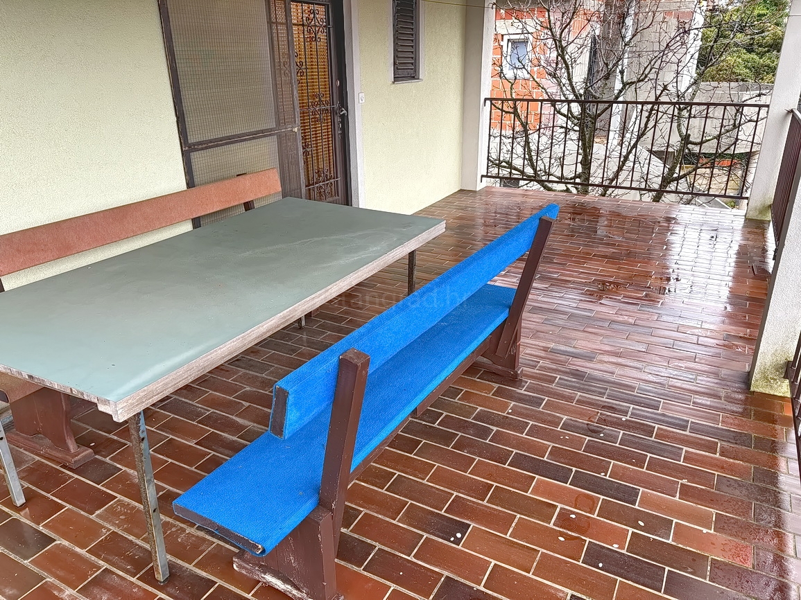 Krk, okolica, samostojna hiša z dvema stanovanjskima enotama!