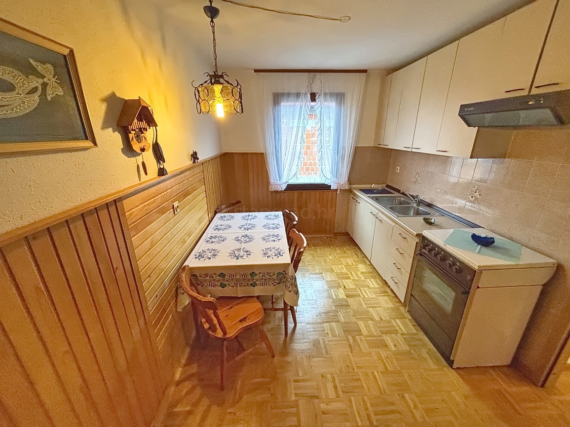 Krk, okolica, samostojna hiša z dvema stanovanjskima enotama!