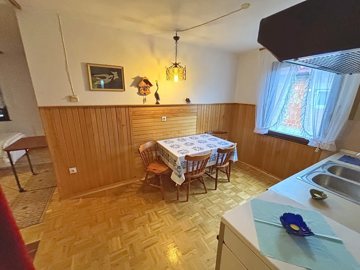 Krk, okolica, samostojna hiša z dvema stanovanjskima enotama!