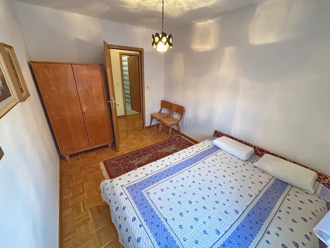 Krk, okolica, samostojna hiša z dvema stanovanjskima enotama!