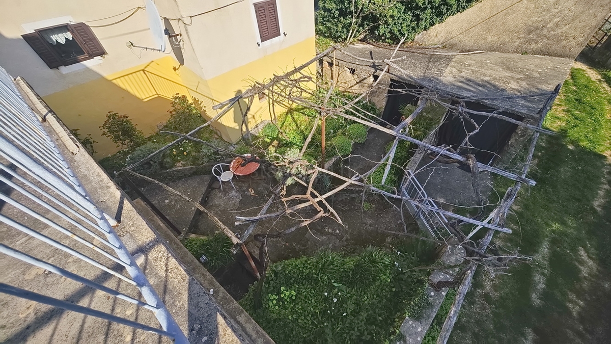 Vrbnik, dvojček s pogledom na morje!