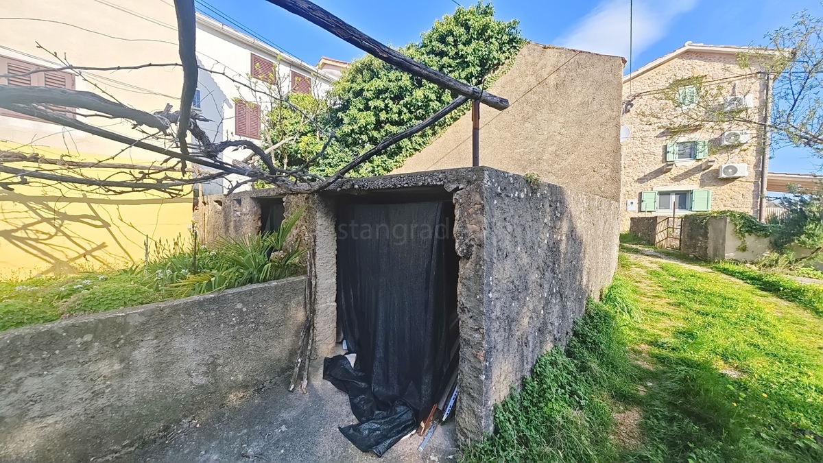 Vrbnik, dvojček s pogledom na morje!