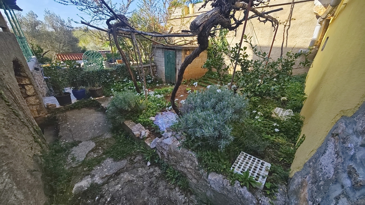 Vrbnik, dvojček s pogledom na morje!