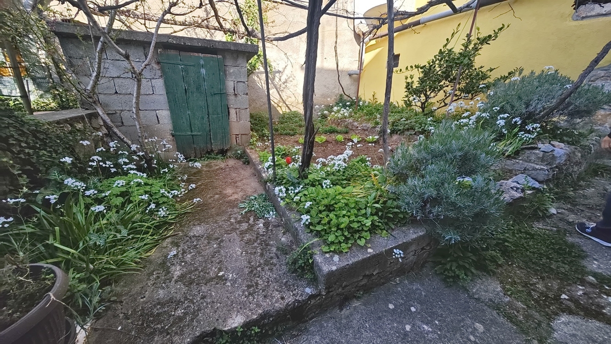 Vrbnik, dvojček s pogledom na morje!