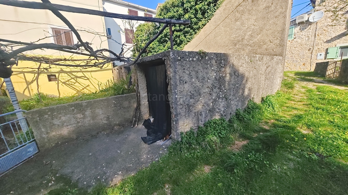 Vrbnik, dvojček s pogledom na morje!