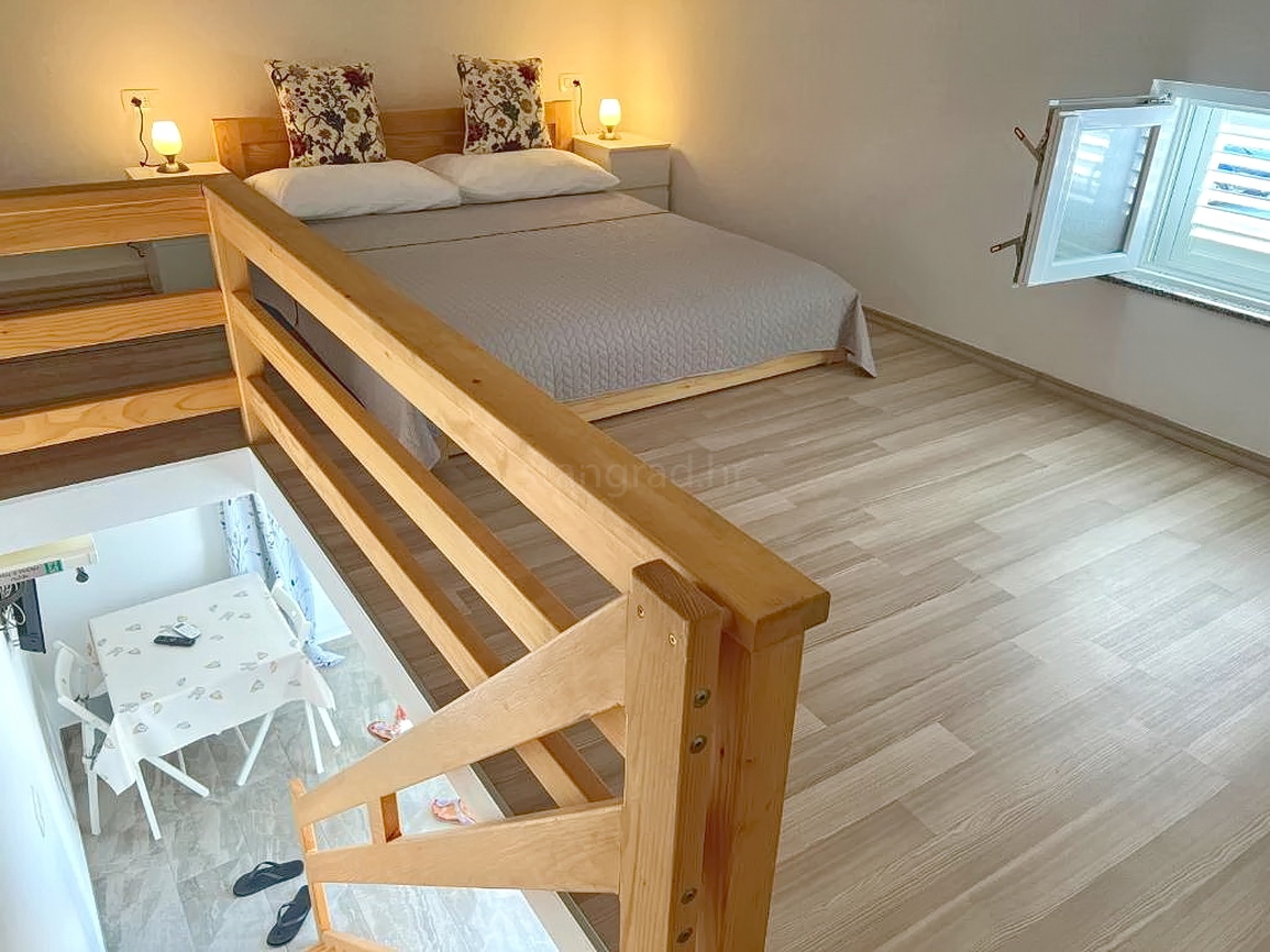 Omišalj, luksuzna stanovanjska stavba z apartmaji in penthouseom!