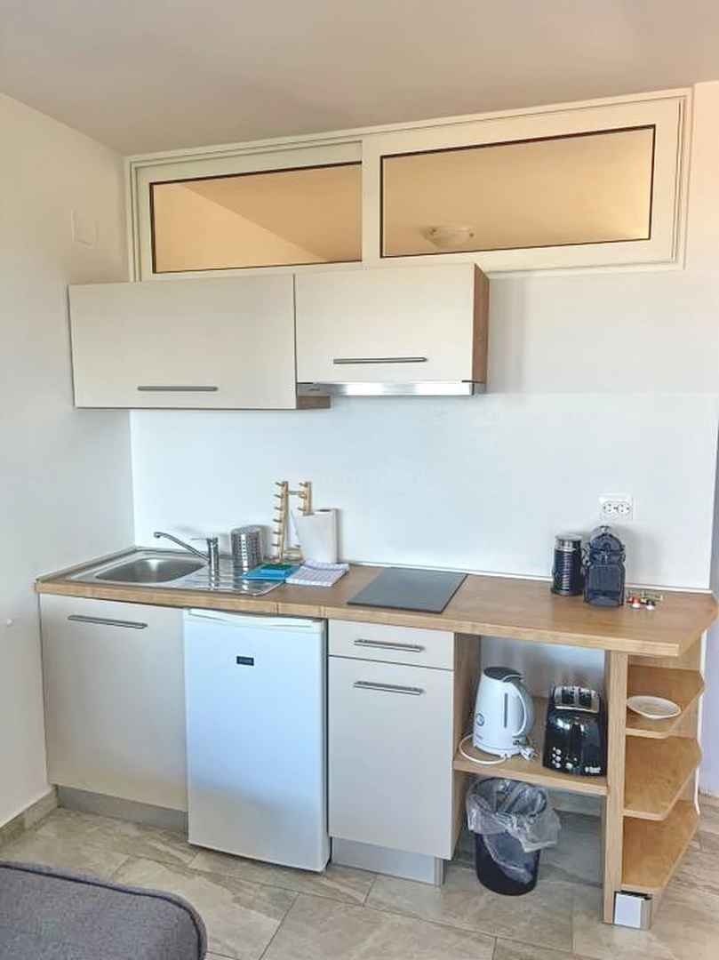 Omišalj, luksuzna stanovanjska stavba z apartmaji in penthouseom!