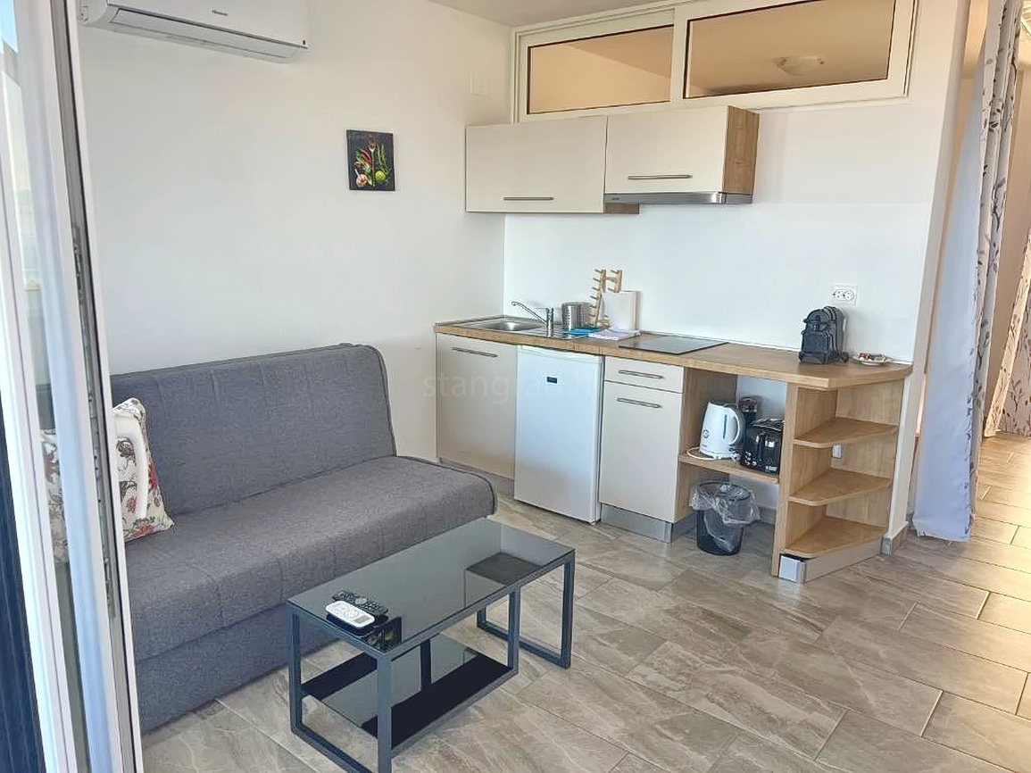 Omišalj, luksuzna stanovanjska stavba z apartmaji in penthouseom!
