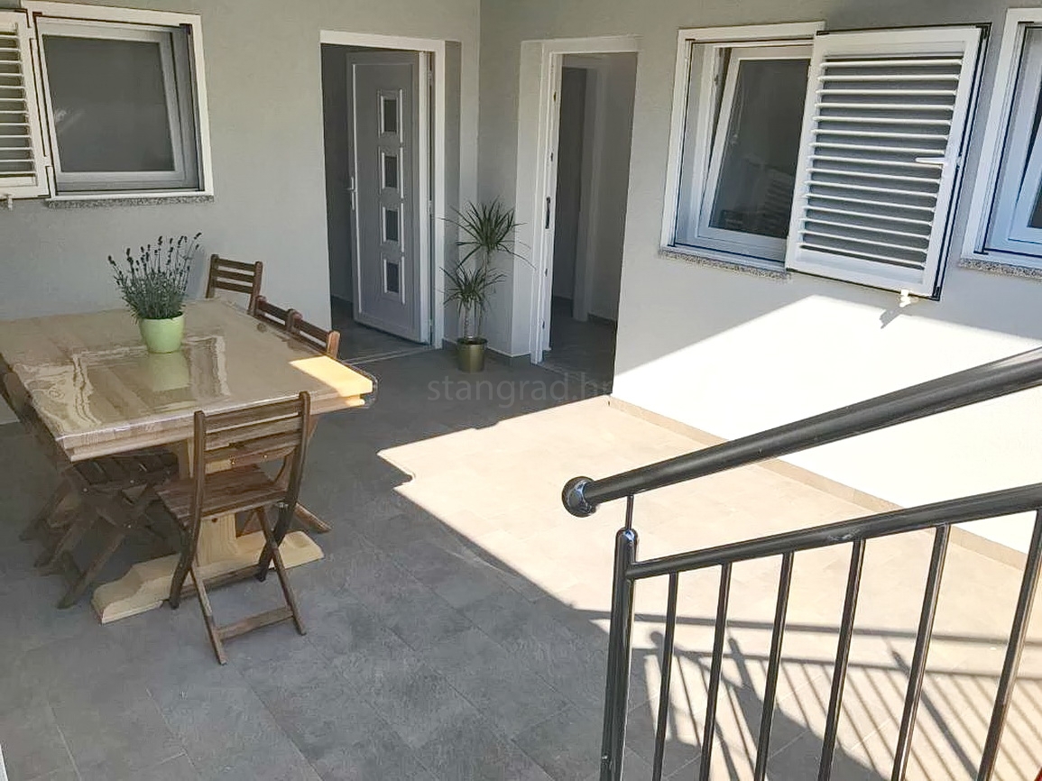 Omišalj, luksuzna stanovanjska stavba z apartmaji in penthouseom!