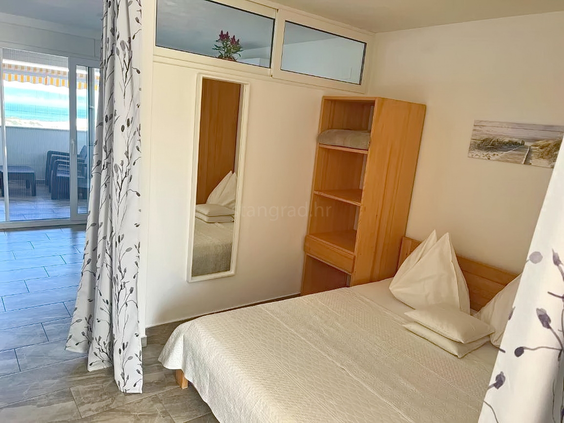 Omišalj, luksuzna stanovanjska stavba z apartmaji in penthouseom!