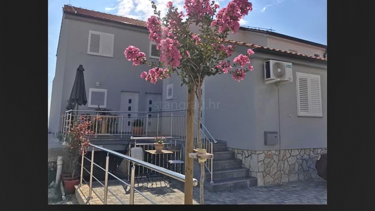 Omišalj, luksuzna stanovanjska stavba z apartmaji in penthouseom!